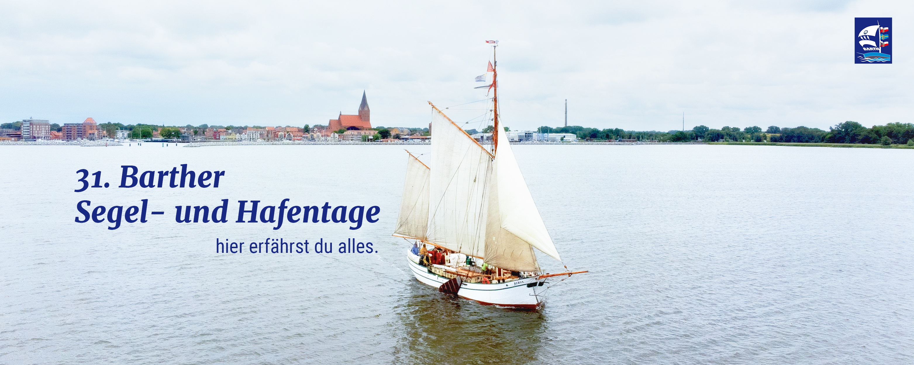 Grosses traditionelles Segelschiff auf dem Barther Bodden. im Hintergrund die Stadt Barth. Schriftzug: 31. Barther Segel- und Hafentage – hier erfährst du alles.